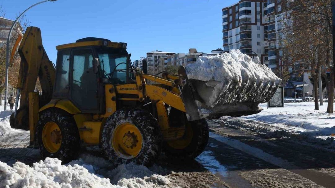 Siverek’te kar kütleleri kamyonlarla şehir dışına taşınıyor