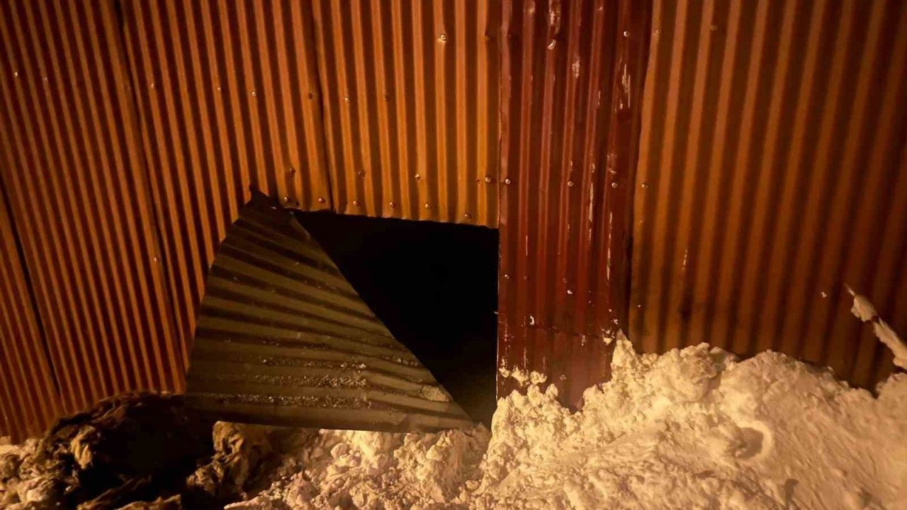 Tekman’da Gece Mesaisi: İtfaiye Kar Engelini Aşarak Yangına Müdahale Etti