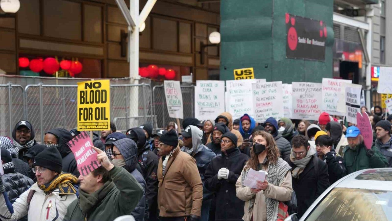 Times Meydanı’nda "Savaşa Hayır" Sesleri: New York’ta Venezuela Protestosu