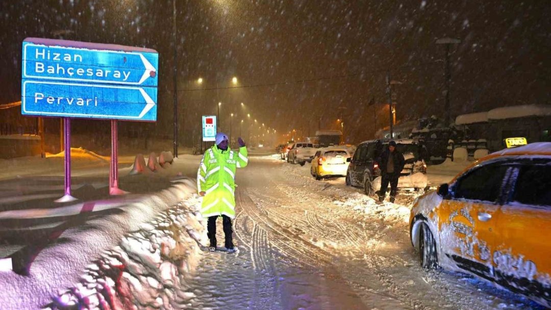Tipiye rağmen görev başındaki polisler yolda kalanların yardımına koştu