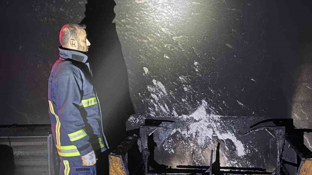Tuşba’da Yangın Paniği: Bir Ev Küle Döndü