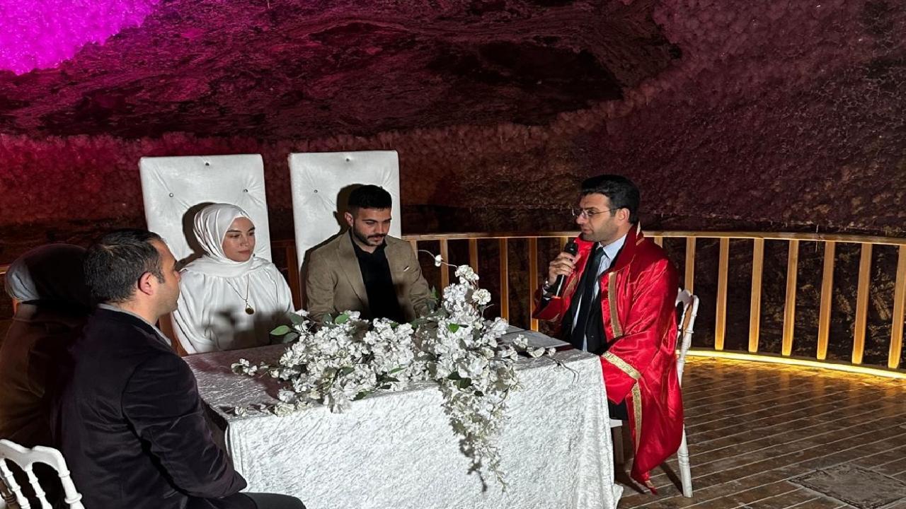 Tuz Mağarası’nda Sıradışı Nikâh: Müftü Adem Altun Genç Çiftin Mutluluğuna Şahitlik Etti