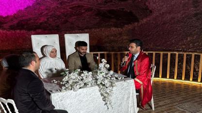 Tuz Mağarası’nda Sıradışı Nikâh: Müftü Adem Altun Genç Çiftin Mutluluğuna Şahitlik Etti