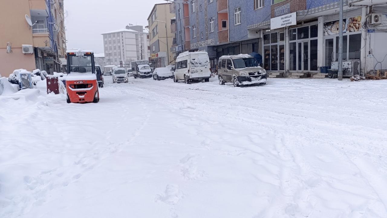 Tuzluca Beyaza Büründü: Kar Yağışı Perşembe Gününe Kadar Etkili Olacak!