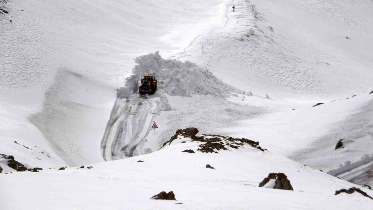Uzmanından Çığ Uyarısı: "Sorun Doğada Değil, Tedbirsiz Yapılaşmada"