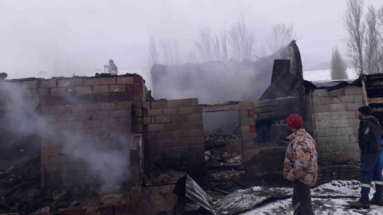 Uzundere’de Korkutan Yangın: Ev ve Eklentileri Kül Oldu