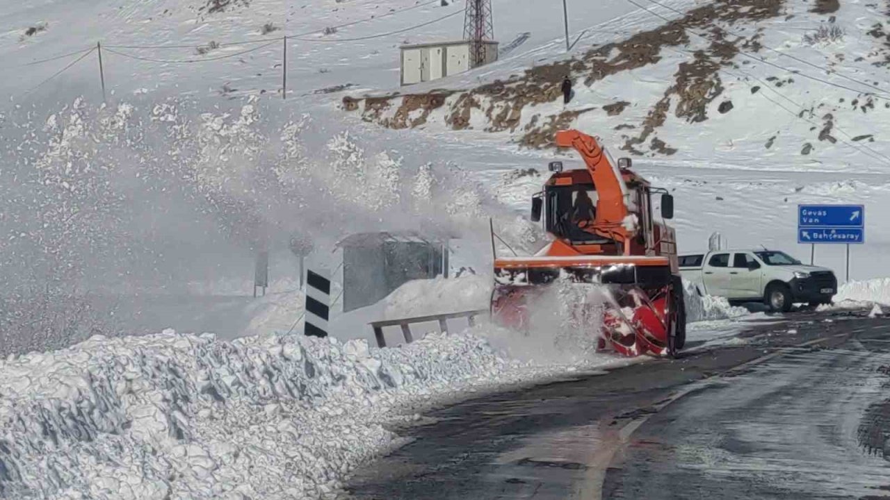 Van-Çatak Yolunda Çığ Mesaisi: 5 Gün Sonra Tek Şeritli Kontrollü Geçiş
