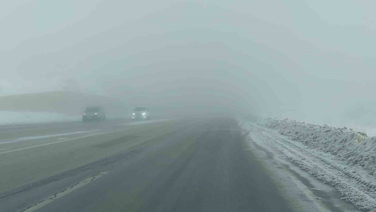 Van-Özalp kara yolunda sis görüş mesafesini düşürdü