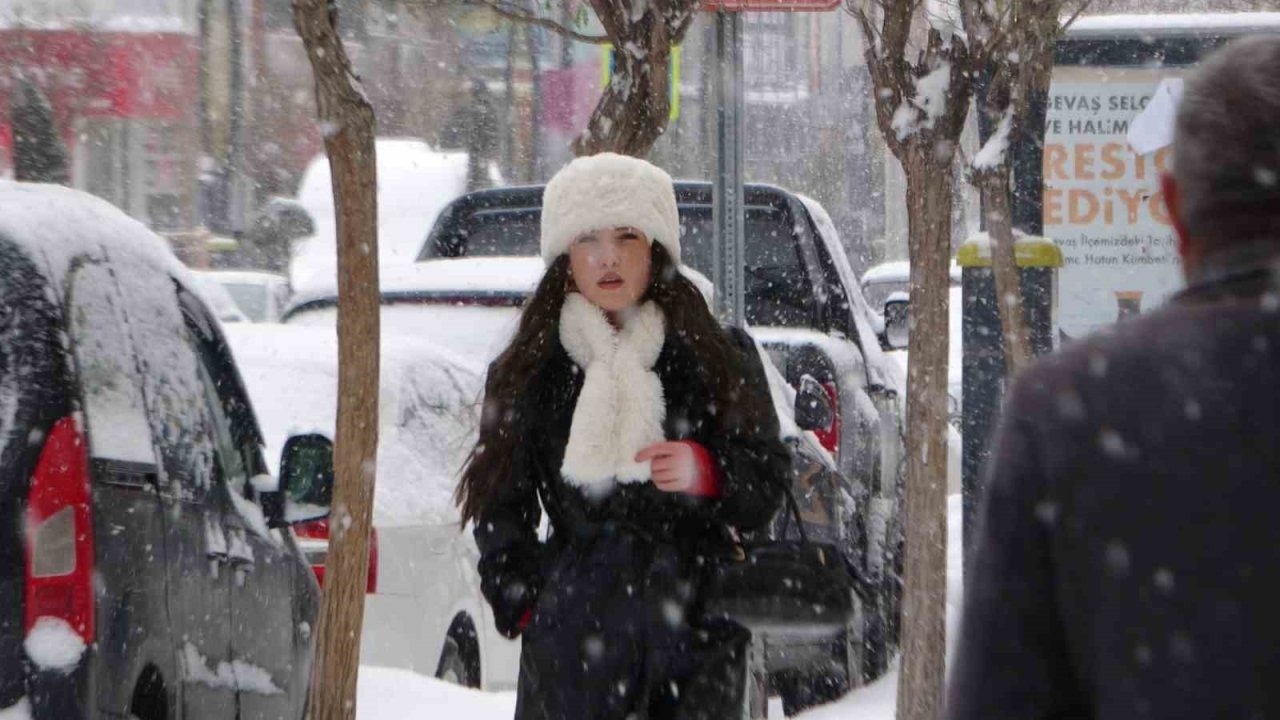 Van’da Beyaz Esaret: 625 Yerleşim Yolu Kapandı