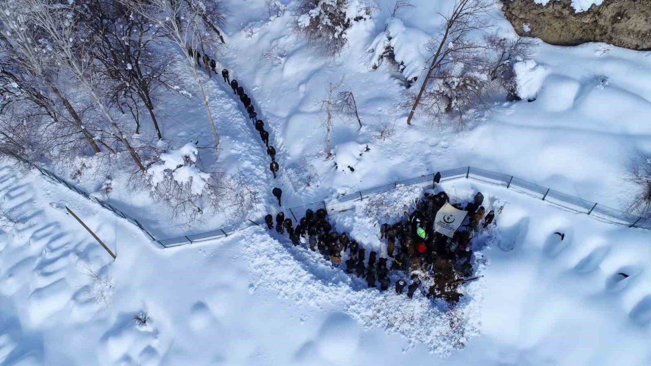 Van’da Çığ Felaketi Hayatını Kaybeden Gülnaz Bitik Son Yolculuğuna Uğurlandı