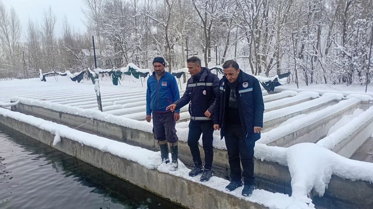 Van’da Dondurucu Soğukta Balık Mesaisi: Üreticilere Yerinde Eğitim