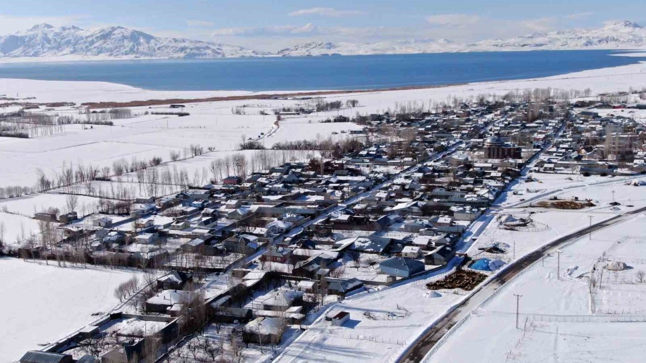 Van’da Görsel Şölen: Şehir Beyaz Gelinliğini Giydi
