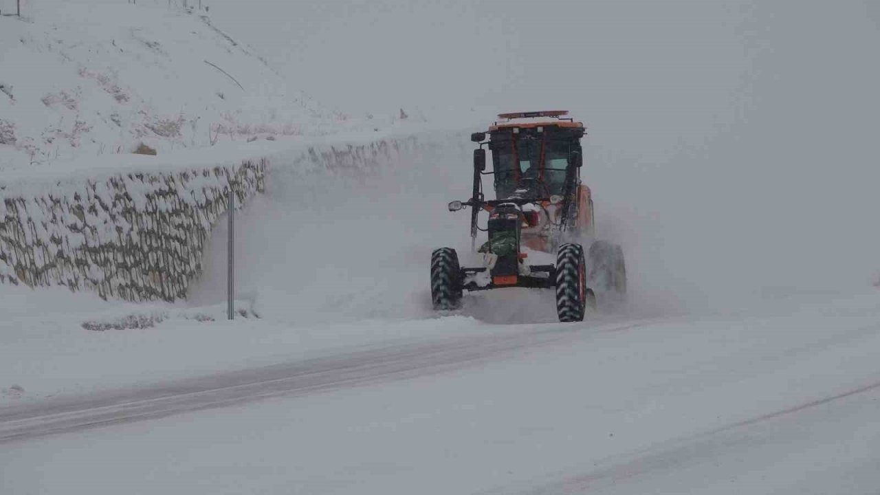Van’da Kar Esareti: 198 Yerleşim Yerine Ulaşım Sağlanamıyor