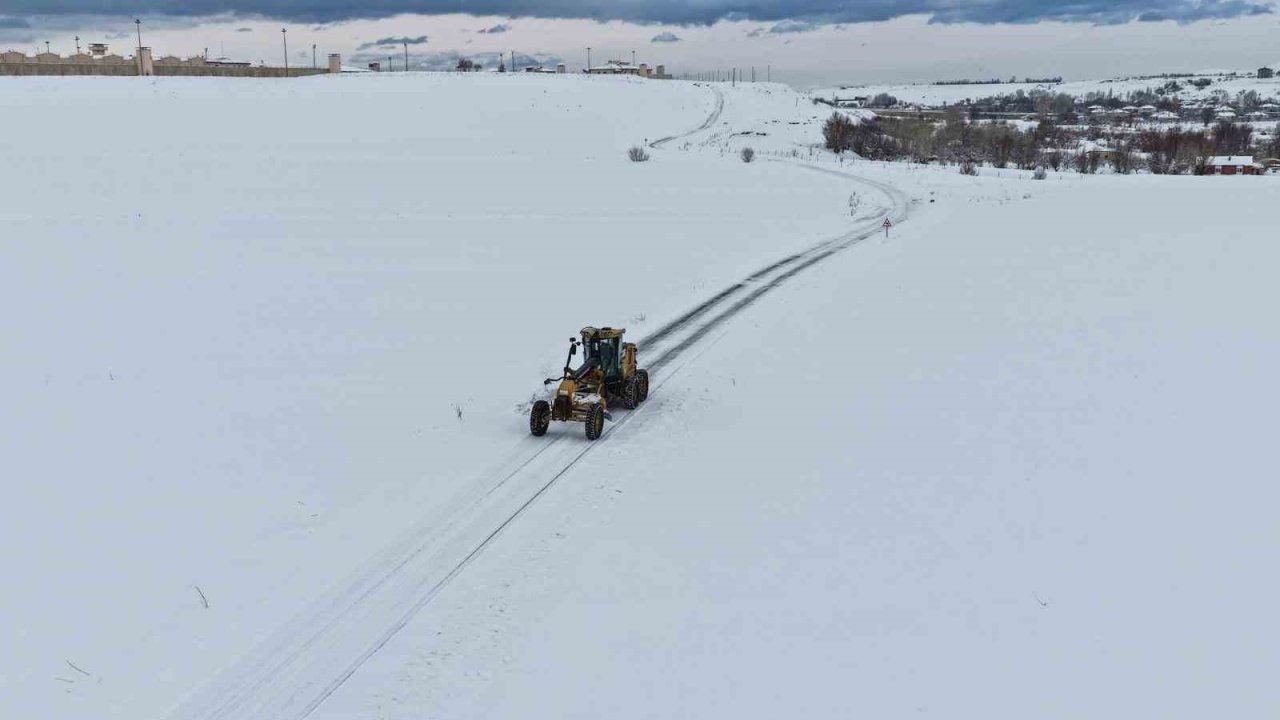 Van’da Kar Esareti: 283 Yerleşim Yerine Ulaşım Sağlanamıyor