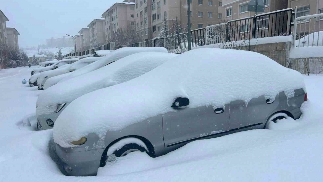 Van’da Kar Esareti: 287 Yerleşim Yolu Kapandı, Uçuşlar Rötarlı