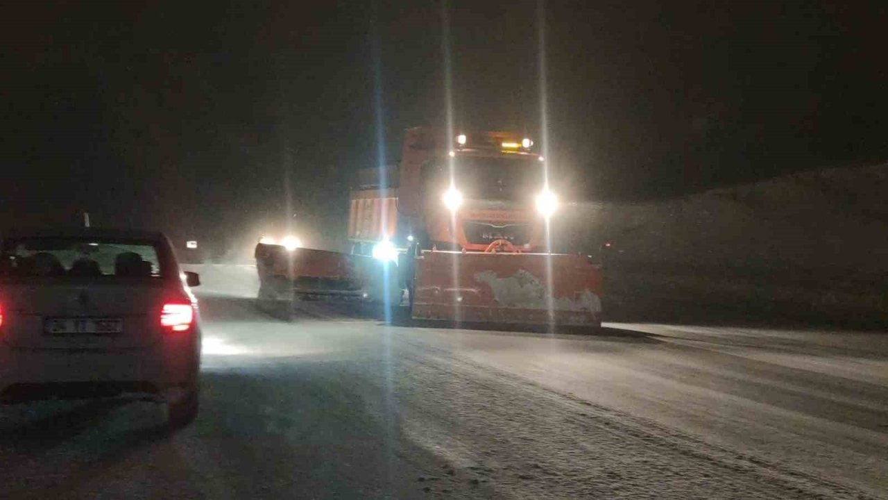 Van’da Kar Esareti: 341 Yerleşim Yerinin Yolu Kapandı, Okullar Tatil Edildi