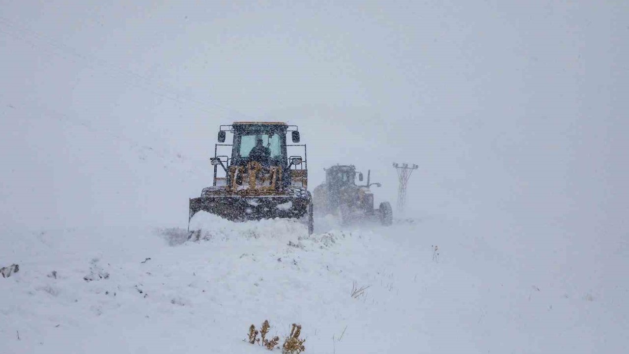 Van’da Kar Esareti Şiddetini Artırdı: 671 Yerleşim Yeriyle Ulaşım Kesildi