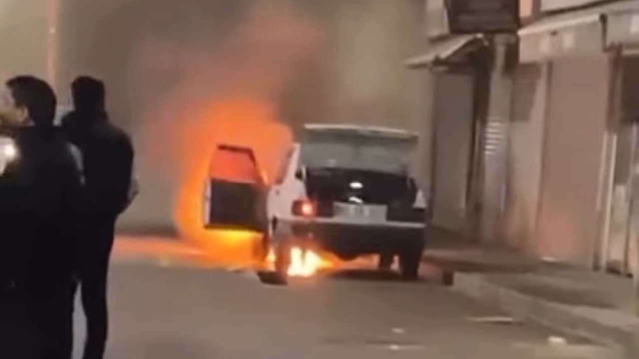 Van’da Korkutan Araç Yangını: Park Halindeki Otomobil Alevlere Teslim Oldu