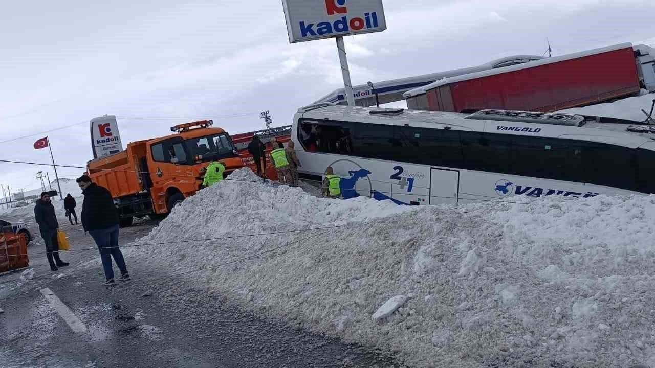 Van'da korkutan kaza: Yolcu otobüsü direğe çarparak durabildi
