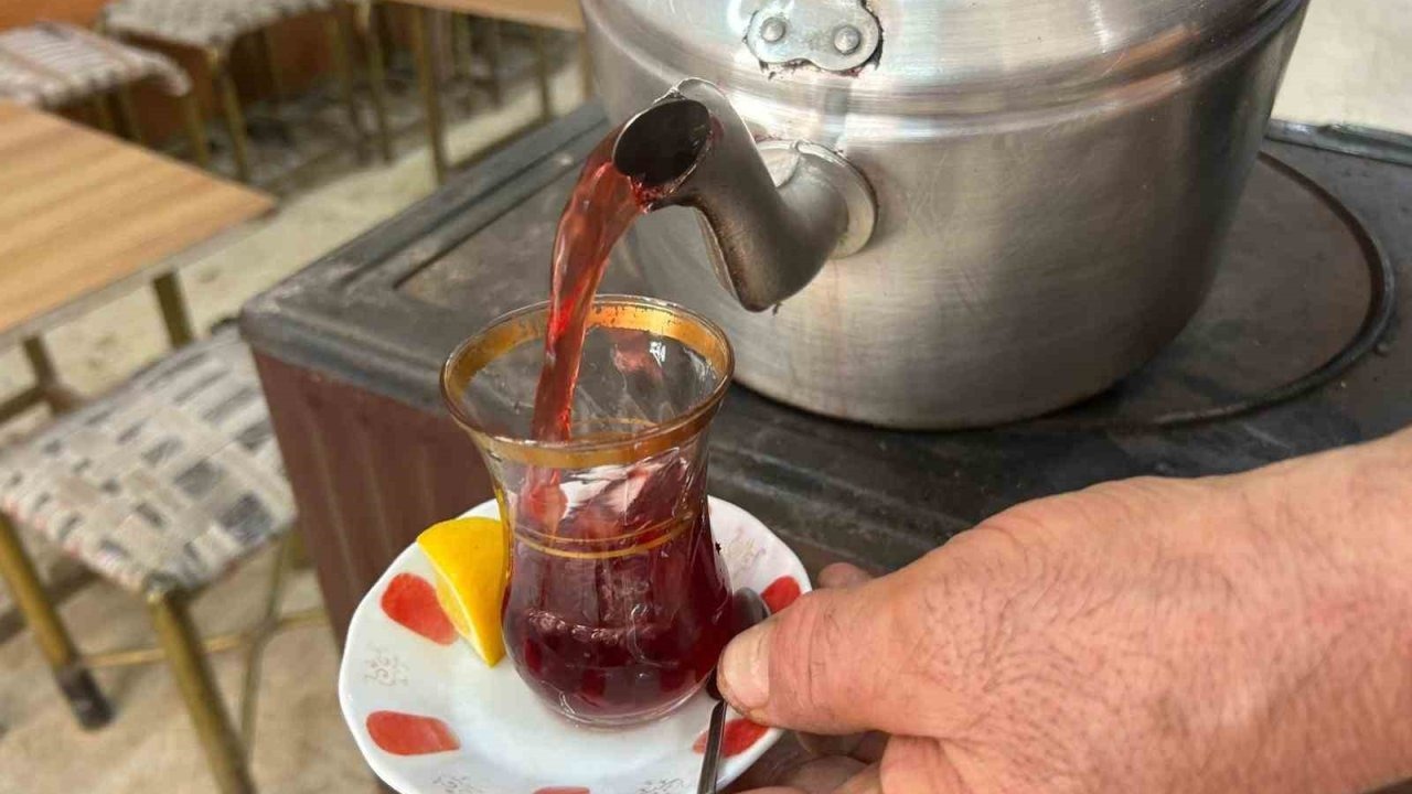 Van’da Soğuk Havalar Kış Çayına İlgiyi Artırdı: Siyah Çayın Yerini Soba Üstü Lezzetler Aldı