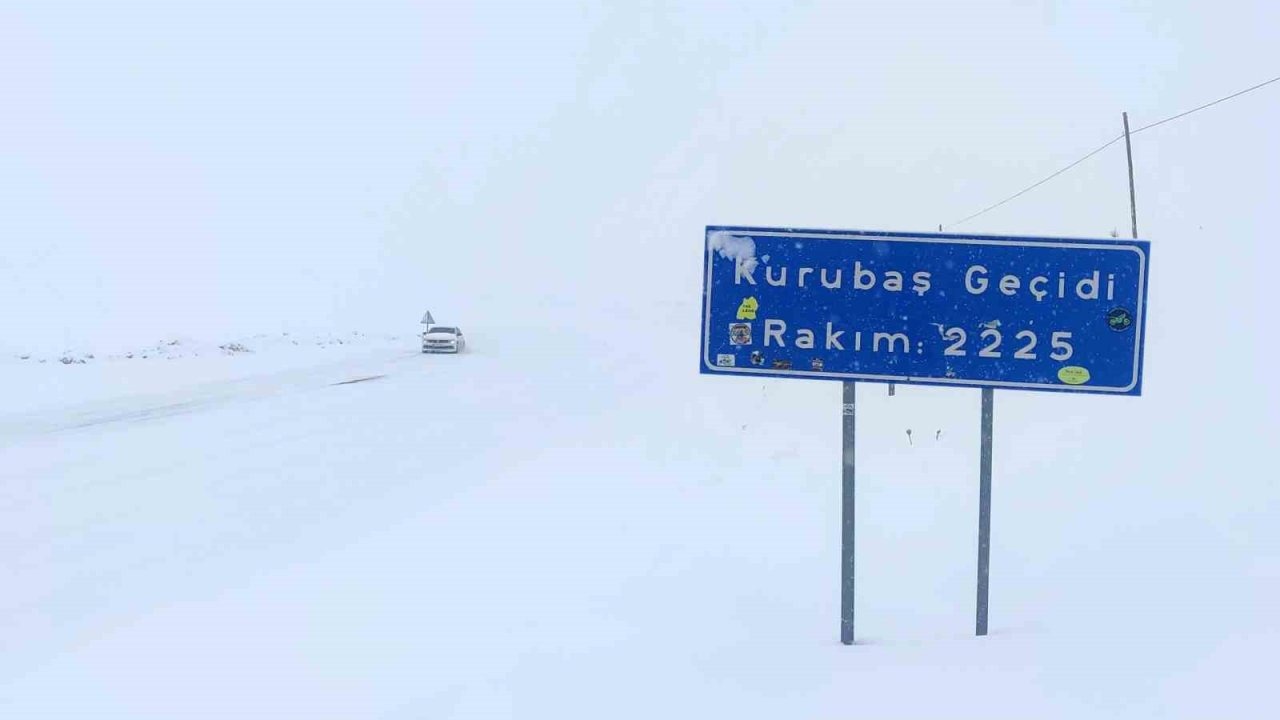 Van’da Yoğun Kar ve Sis: Geçitlerde Ulaşım Zorlaşıyor