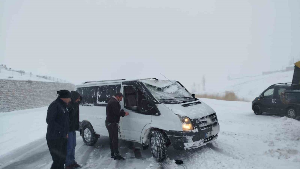 Van’da yoldan çıkan minibus kara saplandı