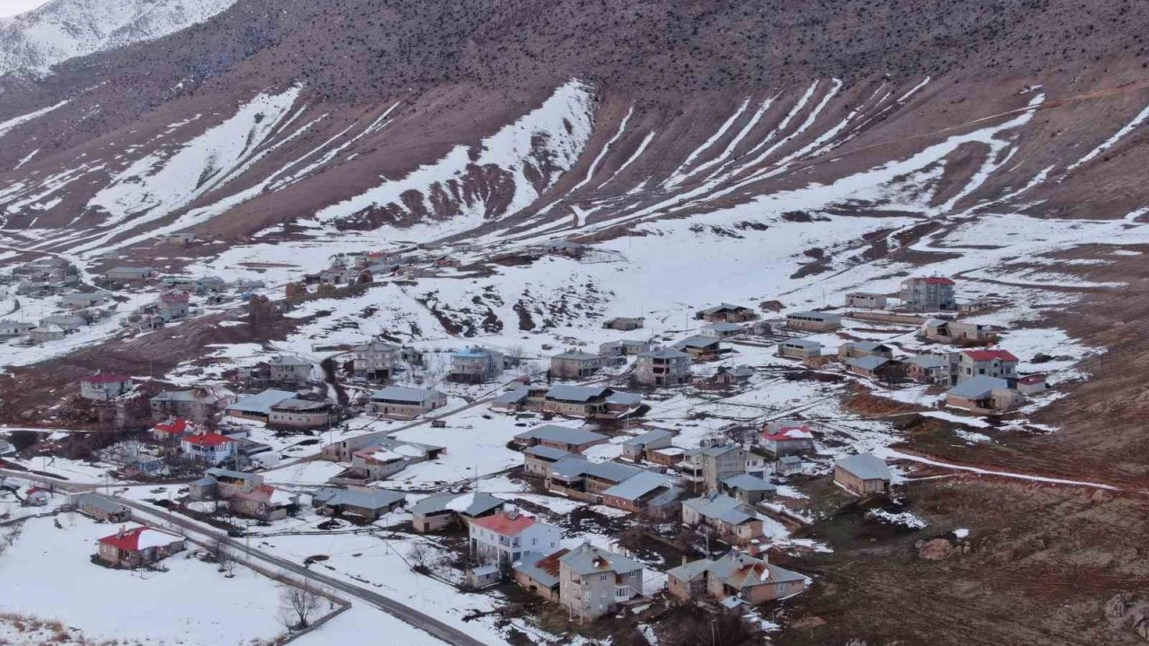 Van’ın kırsal mahallelerinde karla gelen güzellik