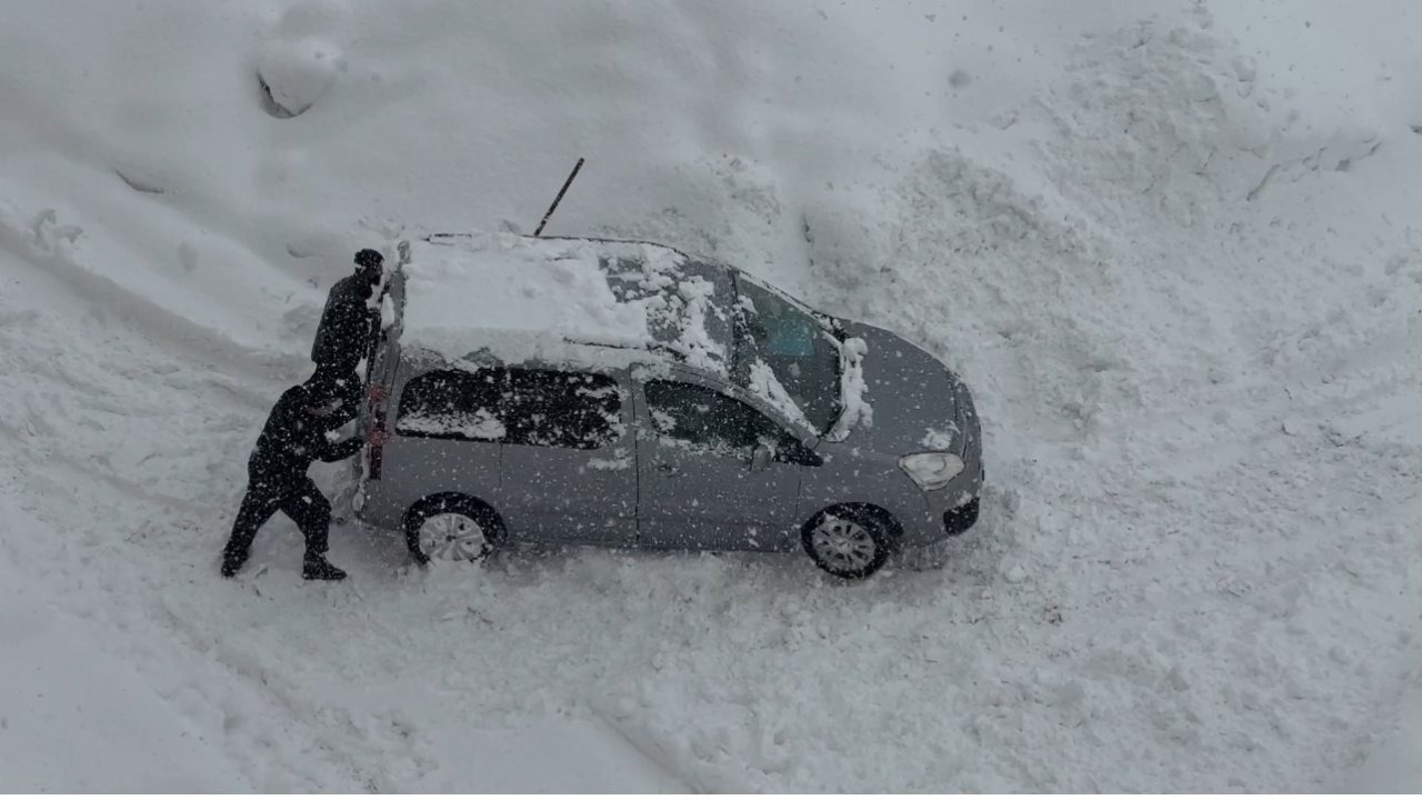 Yüksekova’da kar esareti