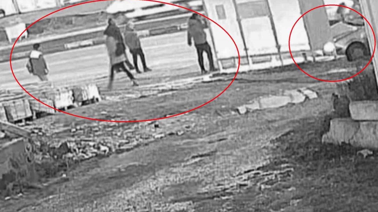 Zincirleme kazada durağa dalan otomobilden kaçarak kurtuldular: O anlar kamerada