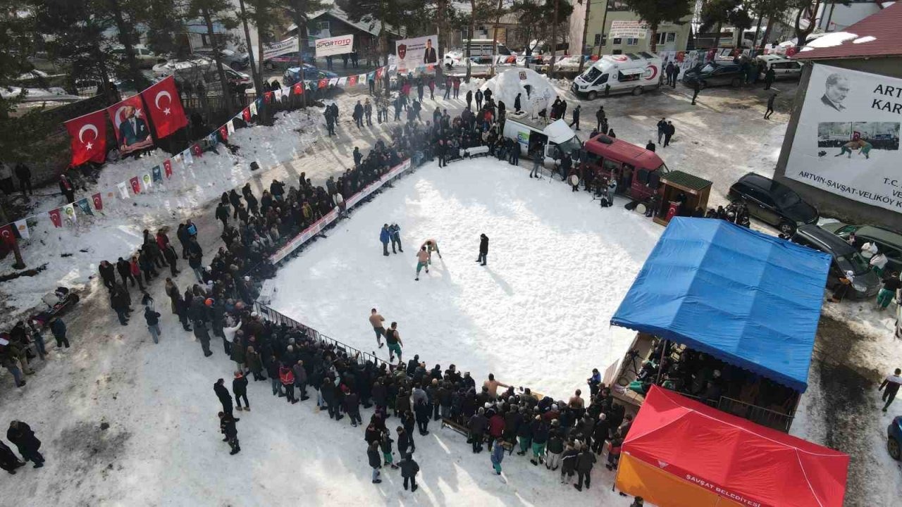 300 Yıllık Gelenek Karda Canlandı: Şavşat’ta Kar Üstü Karakucak Heyecanı