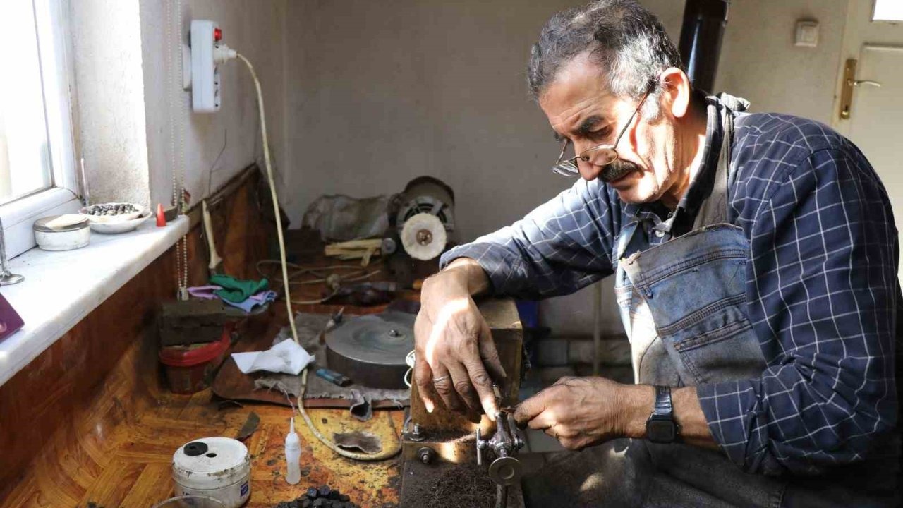 45 Yıllık Sabır Sanatı: Oltu Taşına Hayat Veren Halis Usta