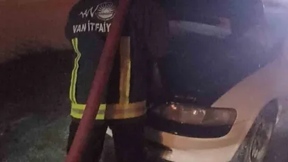 Erciş’te Seyir Halindeki Otomobil Alevlere Teslim Oldu