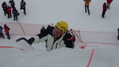 Vali Çiftçi Buz Duvarında: Palandöken’de Ekstrem Spor Heyecanı