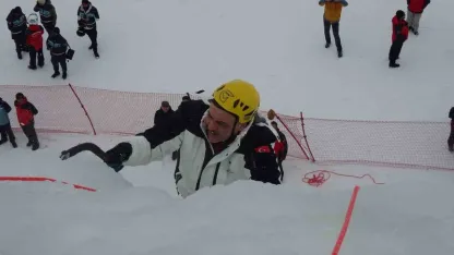 Vali Çiftçi Buz Duvarında: Palandöken’de Ekstrem Spor Heyecanı