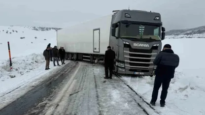Varto’da Kayan Tır Ulaşımı Aksattı: Yol Yeniden Trafiğe Açıldı