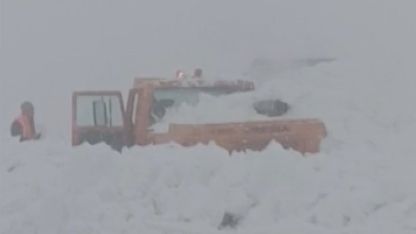 Muş’ta Kar Mücadelesi Veren İş Makinesi Çığ Altında Kaldı