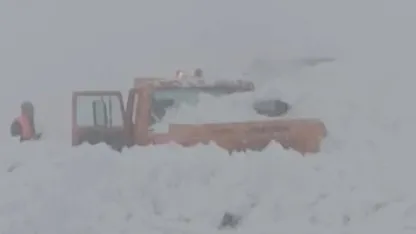 Muş’ta Kar Mücadelesi Veren İş Makinesi Çığ Altında Kaldı