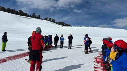 "Karın Yıldızları" Sarıkamış’ta: Kaymakam Tutal’dan Öğrencilere Moral Ziyareti