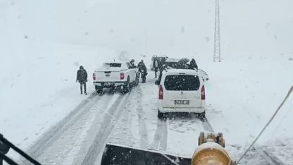 Muş’ta Fırtına Esareti: Bostankent Yolunda Mahsur Kalan Araçlar Kurtarıldı