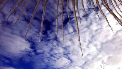 Erzurum’da Çatıdan Düşen Buzlar Dehşet Saçtı: Saniyelerle Kurtuluş