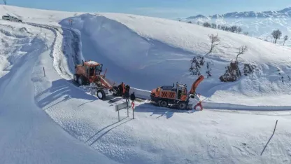 Muş-Kulp Karayolu Kar Esaretinden Kurtuldu: Yol Yeniden Trafiğe Açıldı