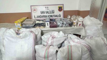 Jandarma Geçit Vermedi! Başkale'de Yol Kontrolünde Milyonluk Kaçak Eşya Yakalandı