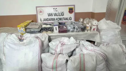 Jandarma Geçit Vermedi! Başkale'de Yol Kontrolünde Milyonluk Kaçak Eşya Yakalandı