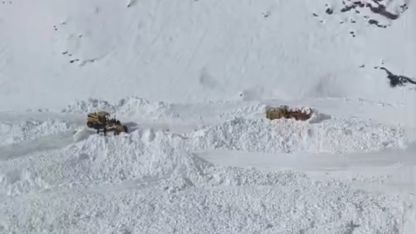 Bahçesaray'da Korkutan Anlar! Dikmetaş Yolu Çığ Nedeniyle Kapandı, Ekipler Seferber Oldu