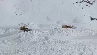 Bahçesaray'da Korkutan Anlar! Dikmetaş Yolu Çığ Nedeniyle Kapandı, Ekipler Seferber Oldu