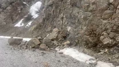 Erzincan’daki 4,9’luk deprem: Kaya Parçalarının Yola Savrulduğu Görüntüler Ortaya Çıktı