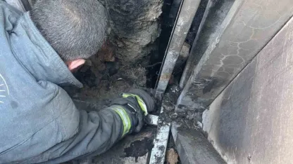 Tuşba’da Çatı Yangını: İtfaiye Ekipleri Müdahale Etti