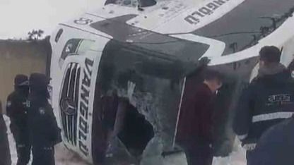 Patnos’ta Yolcu Otobüsü İstinat Duvarından Devrildi: 16 Yaralı