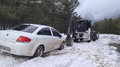 Kara Saplanan Otomobilin İmdadına Ekipler Yetişti