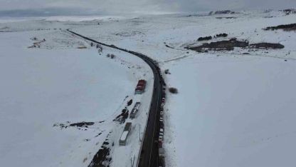 Çıldır Gölü Buz Şenliği’nde Tarihi İzdiham: Kilometrelerce Araç Kuyruğu Oluştu